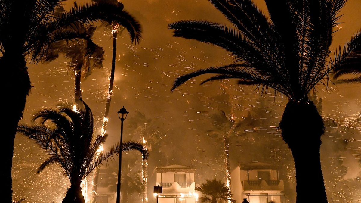 Tragédie u Korintského zálivu. Hasiči bojují s ničivým požárem